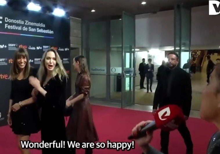 Angelina Jolie saluda a la periodista de El Diario Vasco, Laura Chamorro.